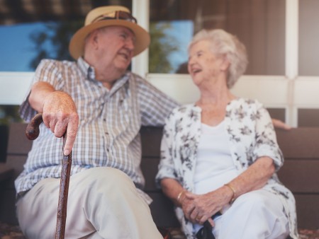 Choisir entre le home et le maintien à domicile