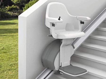 Un monte-escalier extérieur pour profiter au maximum de votre jardin