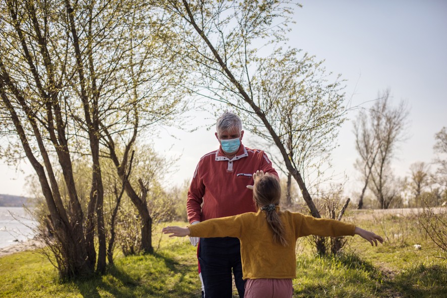 Denk aan uw gezondheid en de voorzorgsmaatregelen als u uw kleinkinderen opvangt