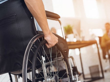 Ascenseur maison ou monte-escalier pour une personne en fauteuil roulant ?