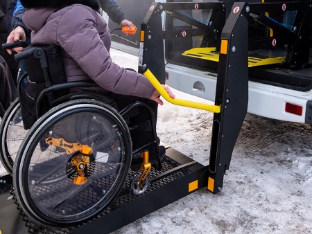 Rendre les transports publics accessibles grâce aux plates-formes élévatrices