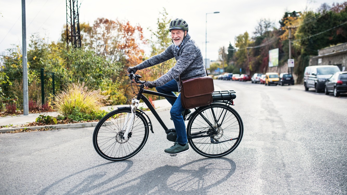 Rouler en vélo ou trottinette électrique en étant senior Rouler en vélo ou trottinette électrique en étant senior