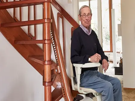 Een smalle traplift: de ideale oplossing voor compacte trappen