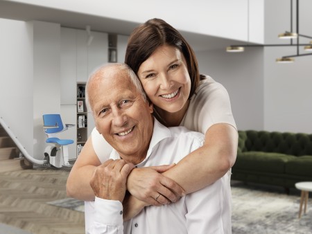 Hoe een traplift mantelzorgers helpt bij dagelijkse zorgtaken